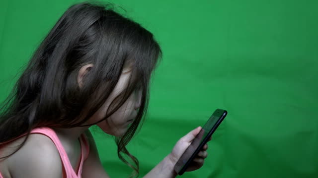 Kleines-Mädchen-schaut-Video-auf-einem-Smartphone