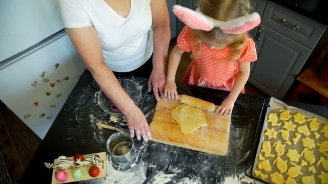 Kleines-Mädchen-mit-Großmutter-Rolling-Out-a-Dough