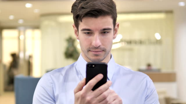 Hombre-de-negocios-escribiendo-mensaje-en-smartphone