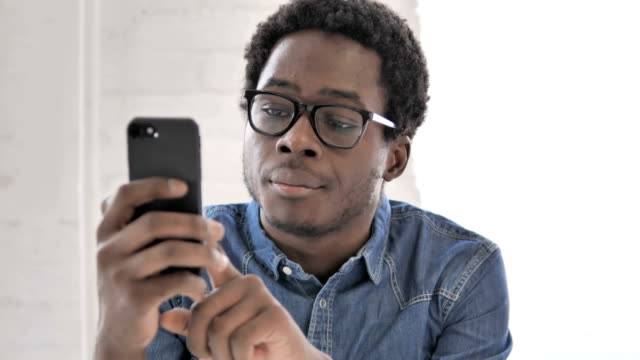 African-Man-Busy-Text-Messaging-auf-Smartphone