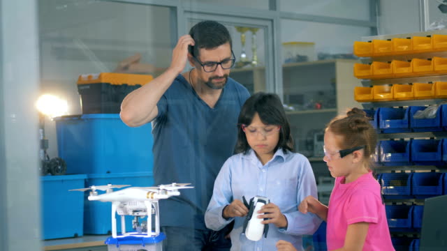 Kinder-in-der-Schule-erkunden-Kopter,-Drohne-mit-einem-Lehrer-in-einer-Technikklasse.