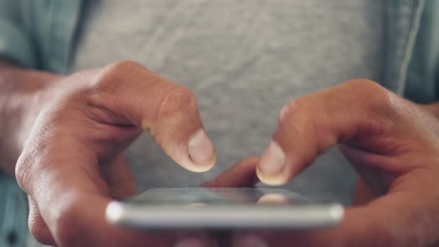 Nahaufnahme-der-männlichen-Hände-Mit-Smart-Phone