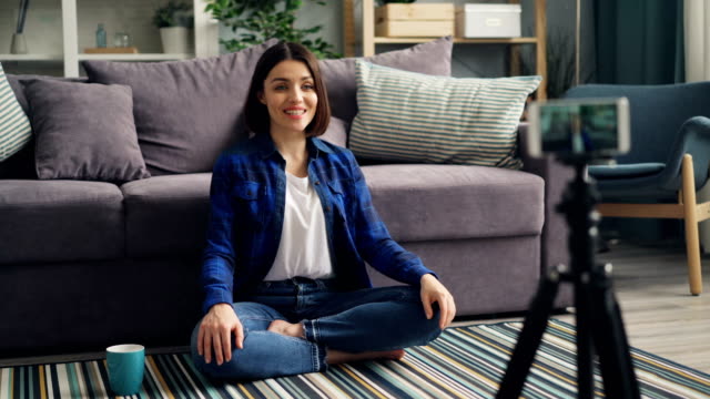 Junge-Frau-vlogger-sprechende-Gestik-Video-mit-Smartphone-zu-Hause