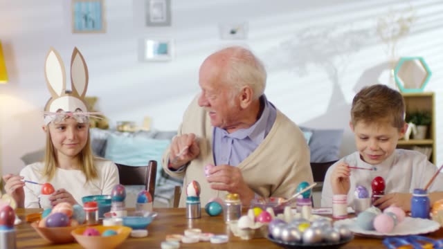 Großvater-und-Großkinder-haben-Spaß-an-Ostern