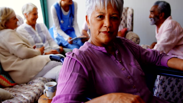 Vista-frontal-de-la-mujer-mayor-afroamericana-activa-en-el-hogar-de-ancianos-4k