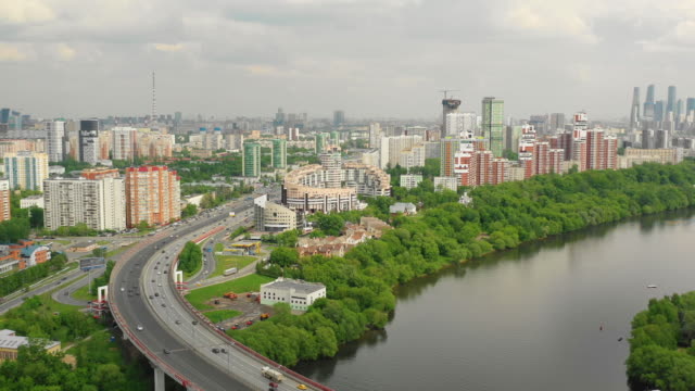 Luftaufnahme-des-Moskauer-Flusses-und-des-modernen-Viertels