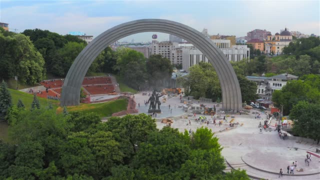 Vista-aérea-del-arco-de-la-amistad-de-los-pueblos,-nuevo-puente-de-bicicleta-y-peatonal,-Parkovaya-Road,-Kiev