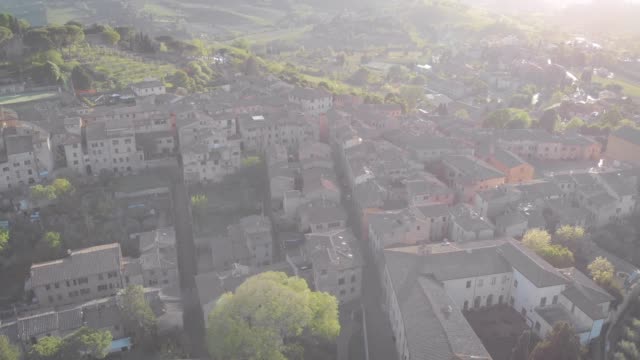 Disparo-aéreo.-La-ciudad-medieval-de-San-Gimignano-en-Italia.-Pequeña-ciudad-toscana-con-una-gran-arquitectura.-marco-de-puesta-de-sol