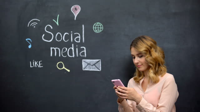 Chica-publicando-mensaje-en-las-redes-sociales-usando-el-teléfono-celular,-conexión-global-en-la-red