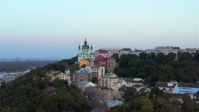 Vista-aérea-de-la-Iglesia-de-San-Andrés,-el-Castillo-de-Richard-y-el-famoso-Descenso-de-San-Andrés,-donde-los-artistas-exhibieron-su-trabajo,-Podil,-Kiev