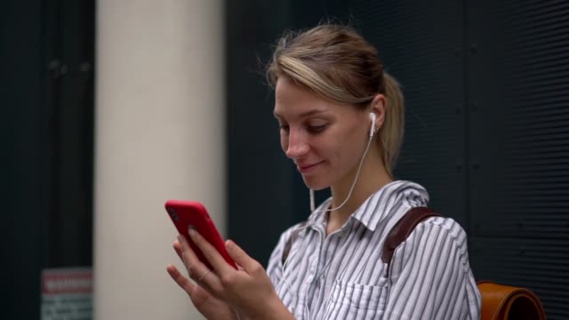 Zeitlupeneffekt-von-glücklichen-Frau-Musik-über-Anwendung-auf-dem-Telefon-hören,-während-das-Lesen-von-Inhalt-Text-auf-der-Webseite