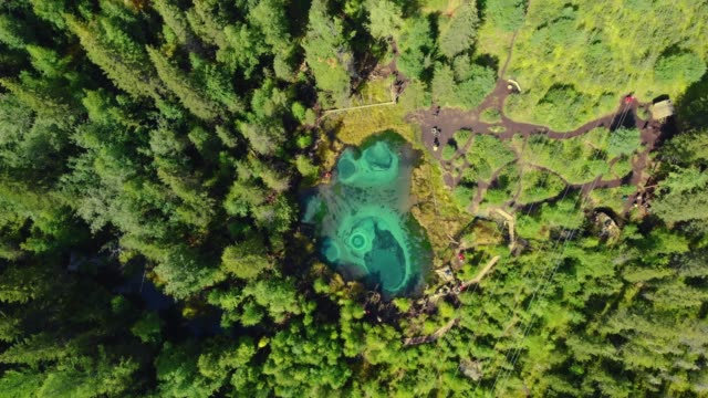 Geyser-lake-with-thermal-springs