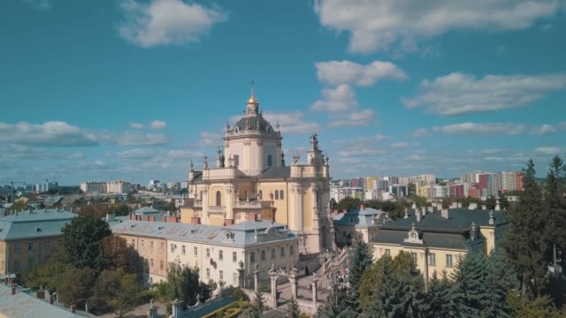 Luftaufnahme-der-St.-Jura-St.-Georgs-Kathedrale-Kirche-in-der-Stadt-Lviv,-Ukraine