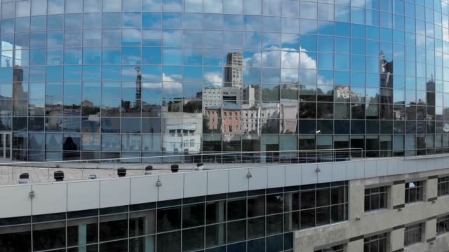 Stadtreflexionen-in-Wolkenkratzerfenstern-Ausluftaufnahme