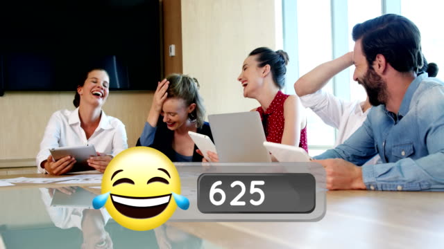 Geschäftsleute-lachen-im-Büro-und-Gesicht-mit-Tränen-der-Freude-Emoji-4k