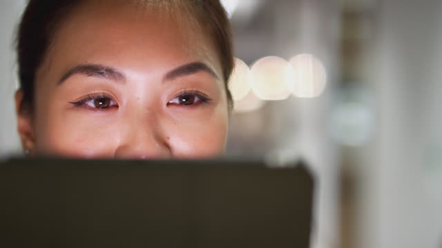 Close-Up-Abendaufnahme-von-Geschäftsfrau-steht-im-Korridor-des-modernen-Büros-mit-digitalen-Tablet