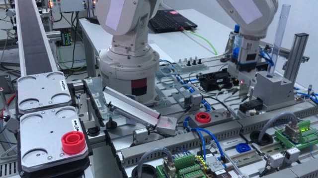 Industrie-4.0-Smart-Factory-Konzept;-Roboterarm-montiert-das-Produkt