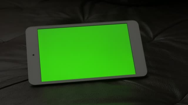Belichtet-auf-Couch-moderne-Tablet-mit-green-screen-Display-4K