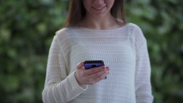 Frau-hält-Handy-in-den-Händen-und-SMS--und-SMS-Nachrichten,-Surfen-in-sozialen-Netzwerken