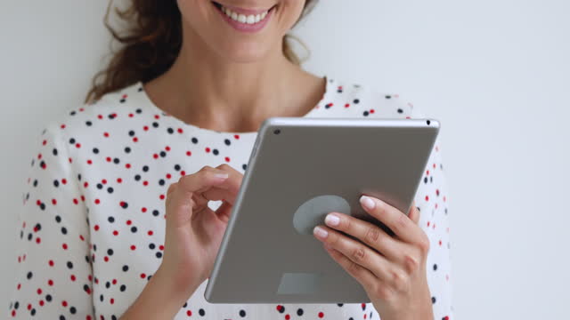 Vista-de-primer-plano-femenino-usando-tableta-divirtiéndose-en-Internet