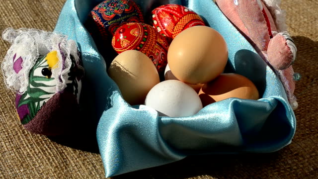 Eggs-in-a-basket-against-a-sacking.