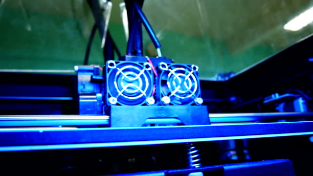 Impresora-3D-para-el-modelo-de-la-impresora.-Trabajo-en-el-laboratorio,-tecnología-de-impresión-3D,-secuencias-de-video-de-calidad-UHD