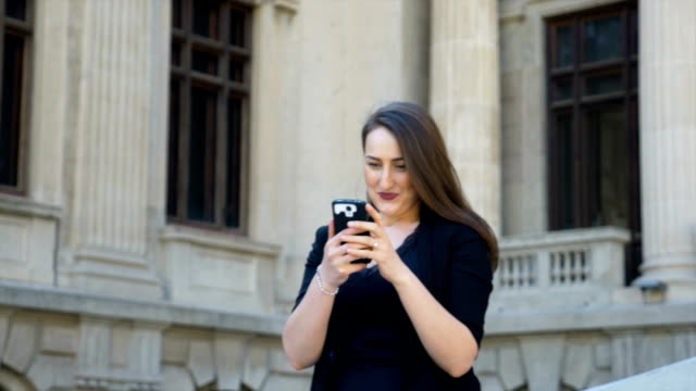 Mädchen-aus-der-Stadt-unter-Selfie-tanzen-und-Freude-zum-Ausdruck-zu-bringen,-nachdem-sie-Girokonto-auf-social-Media-virtuelles-Netzwerk