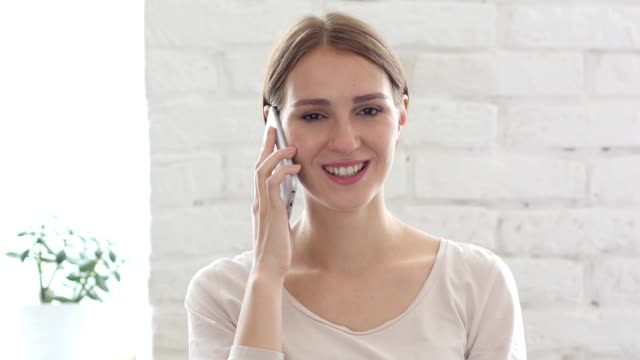 Schöne-junge-Frau-am-Telefon,-Smartphone