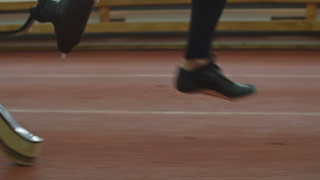 Amputierte-Sportler-läuft-auf-Strecke