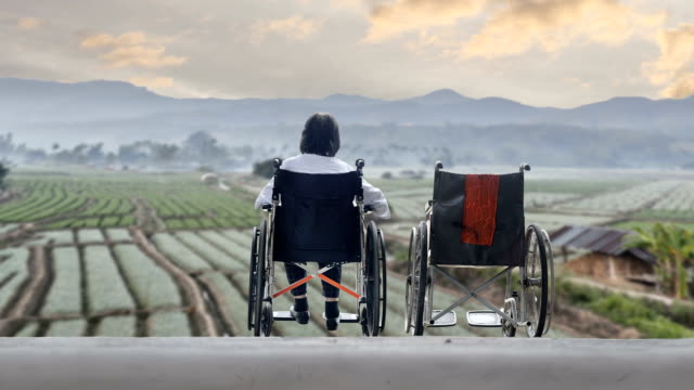 Ältere-Frau-mit-leeren-Rollstuhl-zusammenstehen