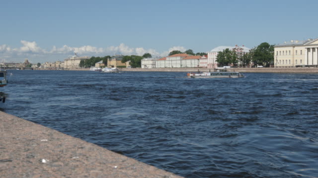 Newa-Ufer-im-Sommer---St.-Petersburg,-Russland