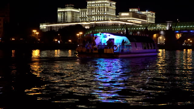 der-Nacht-Blick-auf-den-Fluss,-die-Fähren-und-die-Brücke