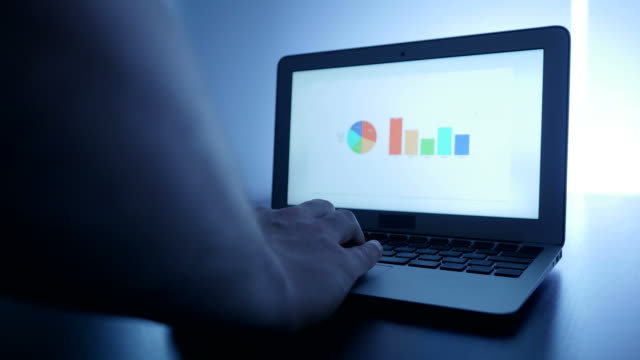 Laptop-mit-Business-Charts-und-Statistiken-auf-dem-Bildschirm.-Starten-Sie-Enterprise-Arbeit-Wachstumserfolg-Finanzindustrie