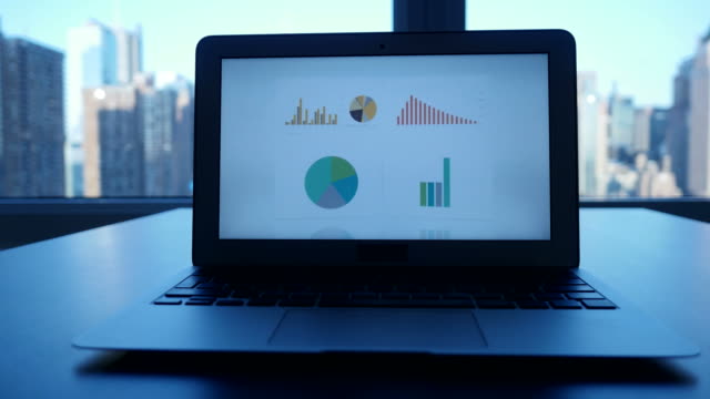 Computer-Bildschirm-mit-Business-Chart-und-Stadtbild-Hintergrund.-Starten-Sie-Enterprise-Arbeit-Wachstumserfolg-Finanzindustrie