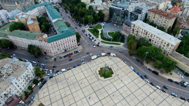 Sofia-square-Monument-Bogdan-Khmelnitsky-and-hotel-Hayatt-cityscape-sights-of-Kyiv-in-Ukraine