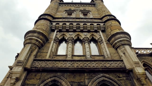 Fassade-des-Turms-des-Gebäudes-im-Gotik-Renaissance-Stil,-Glasfenster,-Reliefs