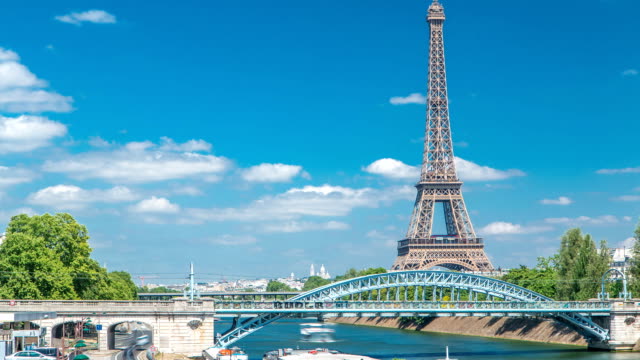 Eiffel-tower-at-the-river-Seine-timelapse-from-bridge-in-Paris,-France