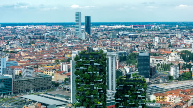 Vista-aérea-de-Milán-de-modernas-Torres-y-rascacielos-y-la-estación-de-tren-de-Garibaldi-en-el-negocios-distrito-timelapse