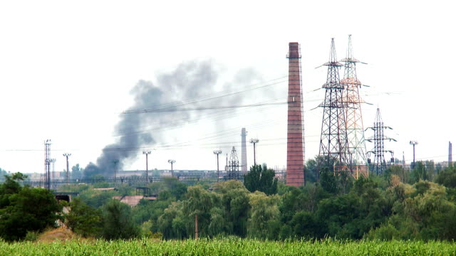 Schwarzer-Rauch-von-Industrieanlagen