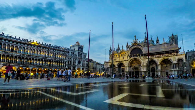 Turistas-que-se-mueven-en-Plaza-de-San-Marcos-al-atardecer,-monumentos-de-Venecia,-Time-lapse