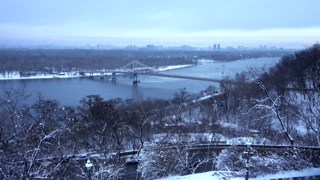 Vista-de-Kiev,-el-Dnieper-y-el-puente-peatonal-en-invierno