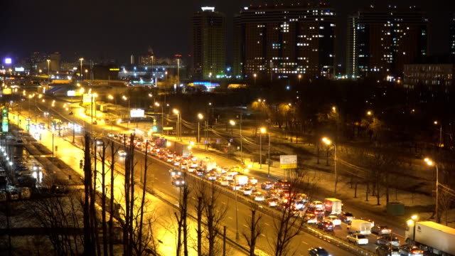 vista-panorámica-de-noche-de-tráfico-en-las-afueras-de-la-ciudad