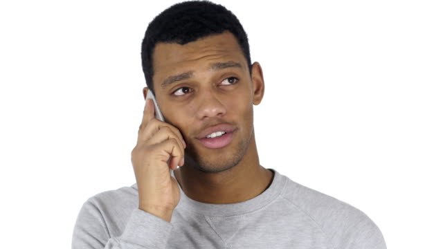 Afro-amerikanischer-Mann-bei-der-Arbeit-mit-Kunden-auf-Smartphone-sprechen.