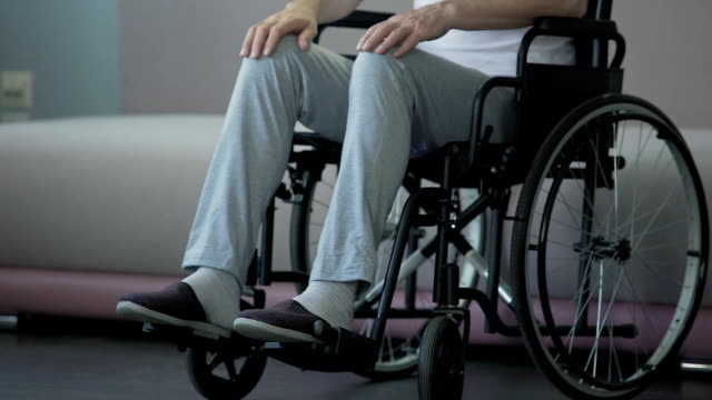 Ernst-senior-Mann-sitzt-im-Rollstuhl,-nervös-vor-wichtigen-Wirbelsäulenchirurgie