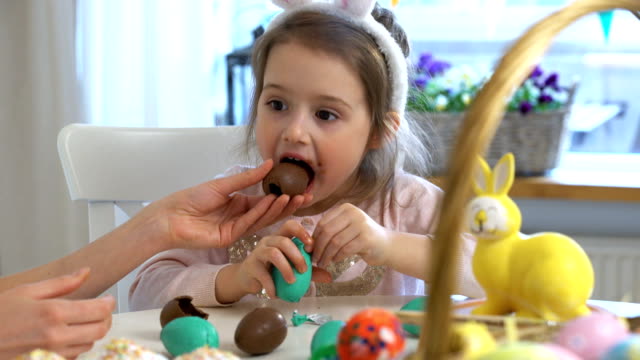Niña-comiendo-Chocolate-huevos-de-Pascua