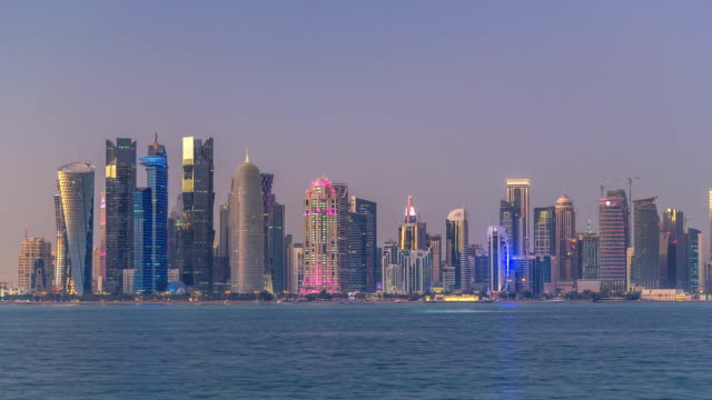 Día-del-horizonte-del-centro-de-Doha-para-noche-timelapse,-Qatar,-Medio-Oriente