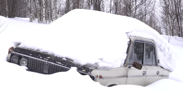 das-alte-Auto-ist-übersät-mit-Schnee