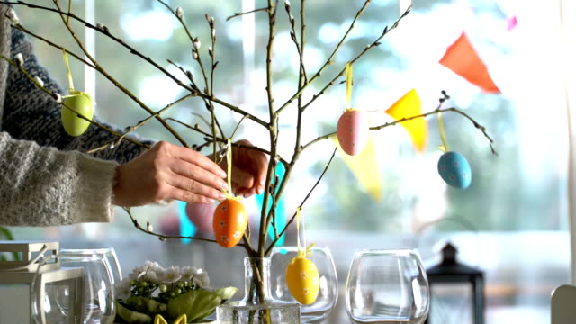 Ajuste-la-mesa-festiva-de-Pascua-con-conejito-y-huevos-la-decoración-joven
