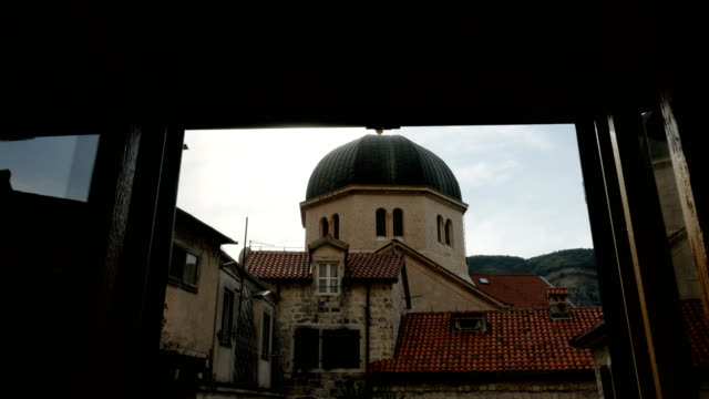 Torre-de-la-iglesia-vieja-de-la-ventana-del-edificio-en-frente