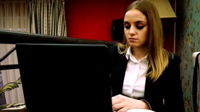La-chica-de-la-cafetería-sentado-detrás-de-su-propio-ordenador-portátil